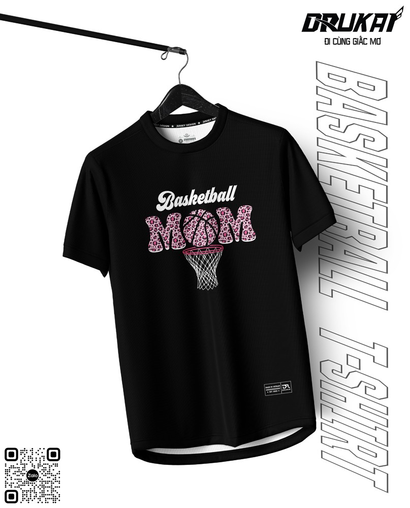 Áo thun đen in chữ Basketball MOM họa tiết da báo hồng